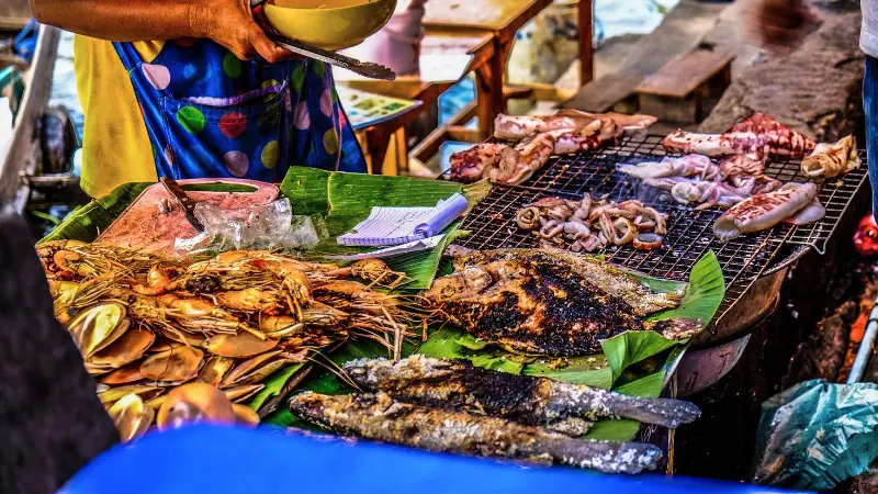 Grilled seafood at a Cebu street market, loved by locals.