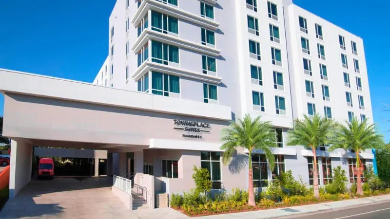 Facade of Hampton Inn Miami Airport East, with free shuttle service to Miami Cruise Port.