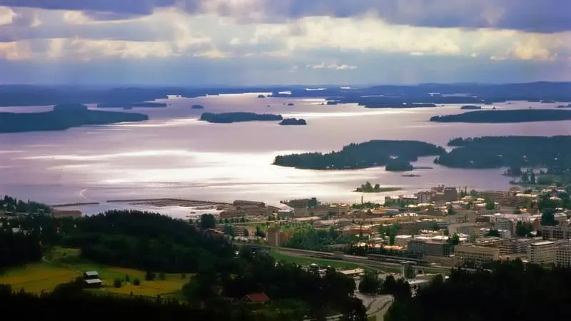 A city by the lake with lots of islands and green trees in Kuopio.