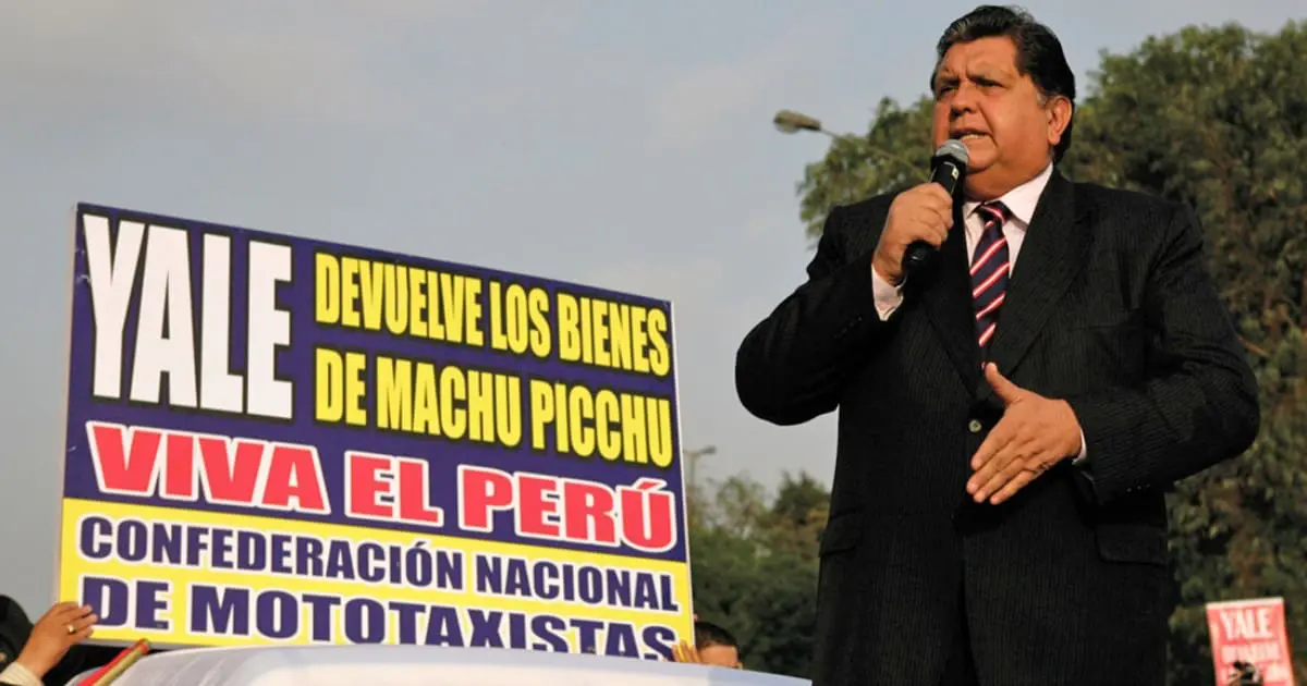 Protest sign demanding the return of Machu Picchu artifacts from Yale.