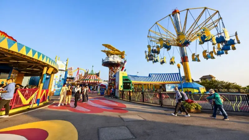 Enjoy Everland Korea's largest theme park near Seoul.