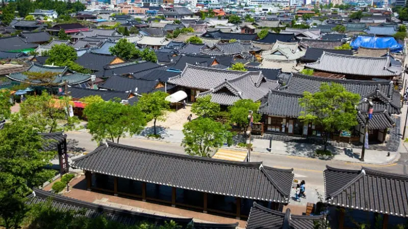 Explore traditional Korean houses in Jeonju Hanok Village.