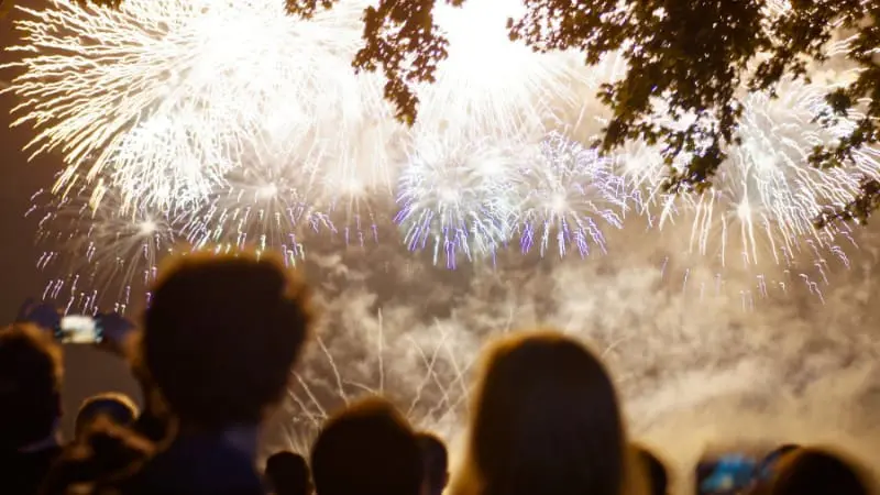 Watch fireworks at Honda Celebration of Light, a must-see event for young adults in Vancouver.