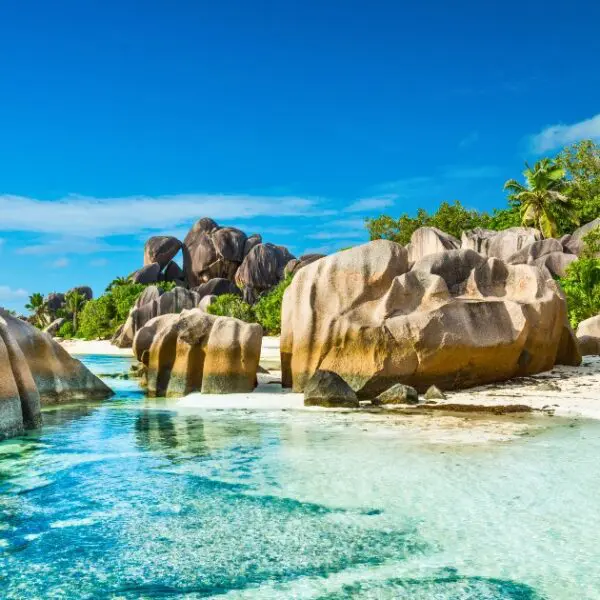 Beach with clear water and granite rocks, a must-see on a Seychelles vacation.