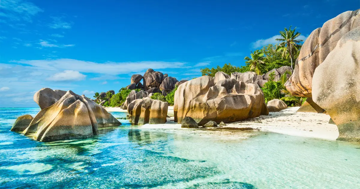 Beach with clear water and granite rocks, a must-see on a Seychelles vacation.