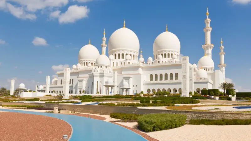 Sheikh Zayed Grand Mosque amazes families with its grand architecture.