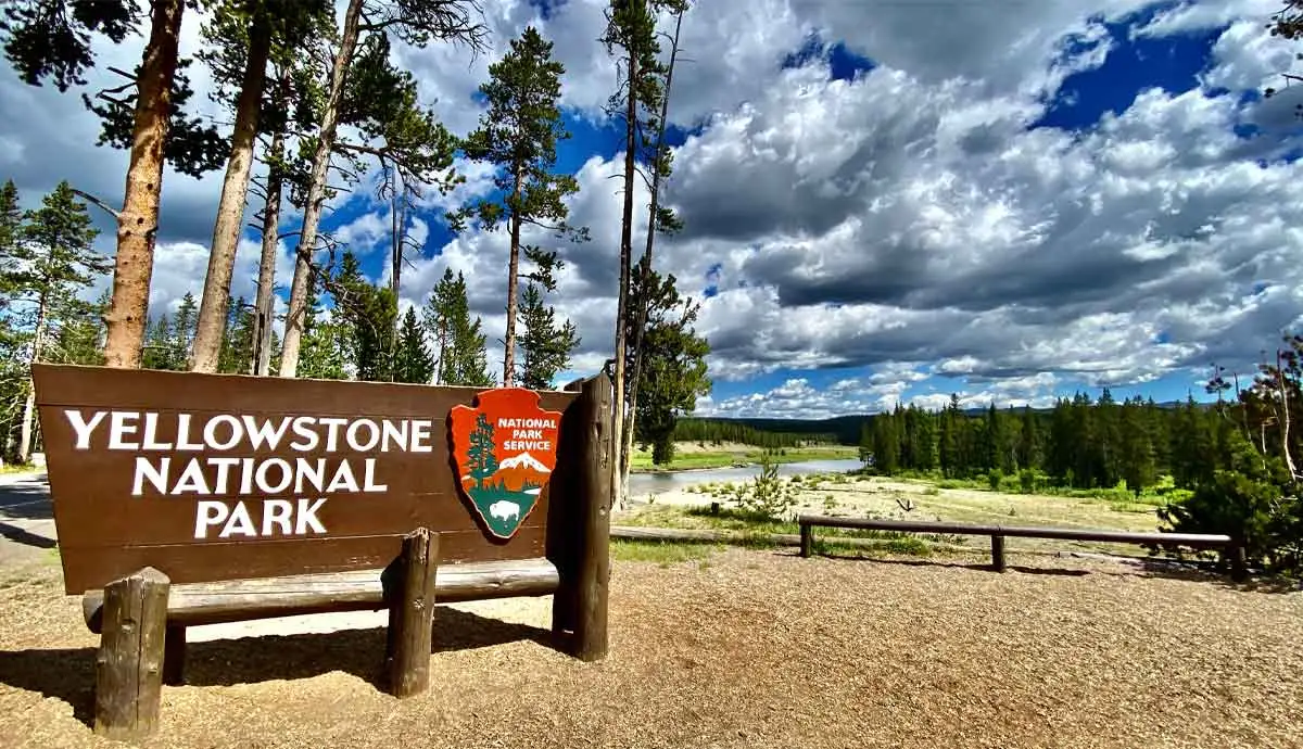 Image of Yellowstone National Park sign