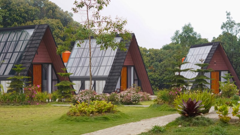 A-frame cabins in gardens - free nature escapes near Auckland.A-frame cabins in gardens - free nature escapes near Auckland.